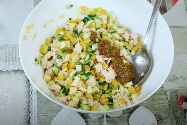 Корисний салат з філе, з овочами та яблуком