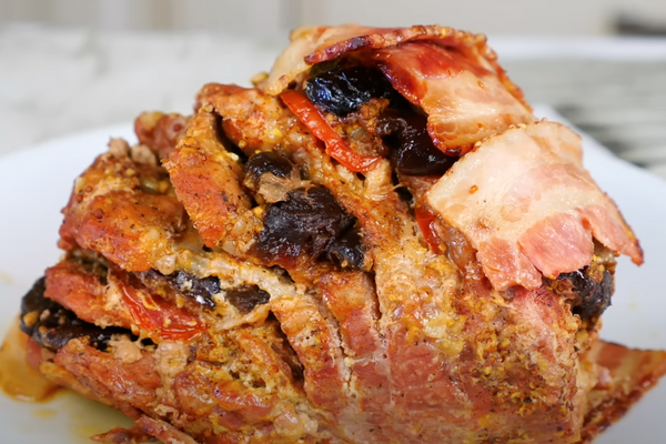 Запечене м'ясо з чорносливом та помідорами