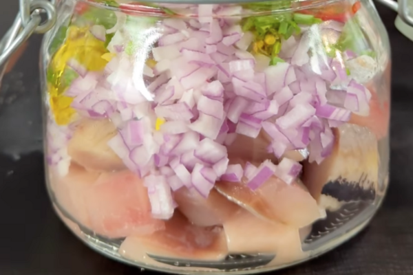 Оселедець з цибулею, чилі та лимонним соком