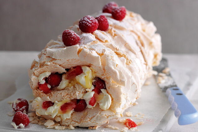 Меренговый рулет с клубникой