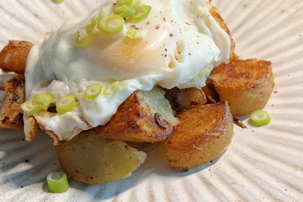 Смажена молода картопля з яйцями