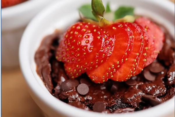 Десерт із вівсянки, з полуницею та шоколадом