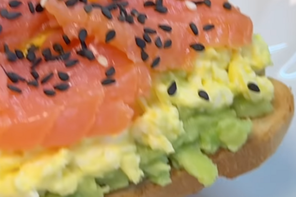 Тости з авокадо та рибою