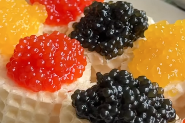 Закуска з вафлі з ікрою