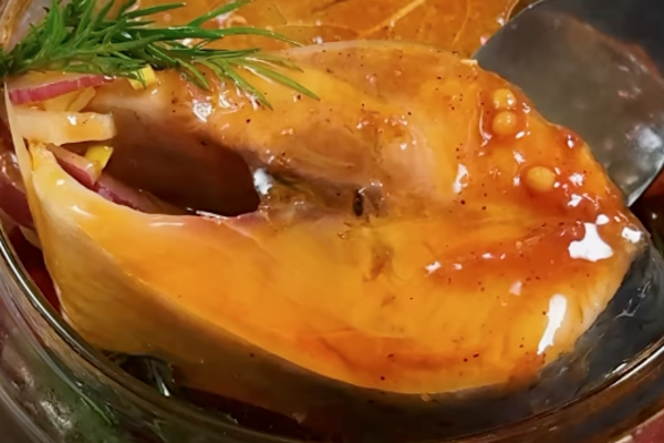 Маринований оселедець із цибулею та томатним соусом
