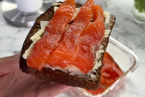 Слабосолоний лосось з лаймом для бутербродів