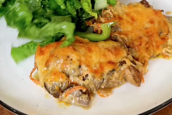 Запечені курячі стегна з грибами та сиром