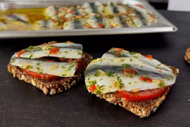 Маринована тюлька з помідорами
