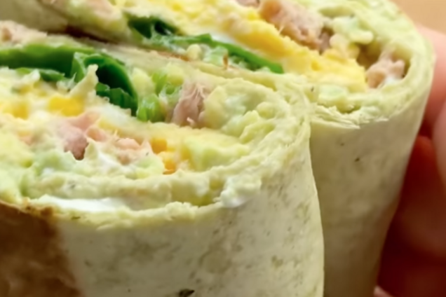 Рол із лаваша, з омлетом, авокадо та зеленню