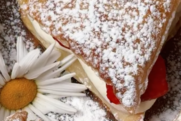 Слойки с клубникой