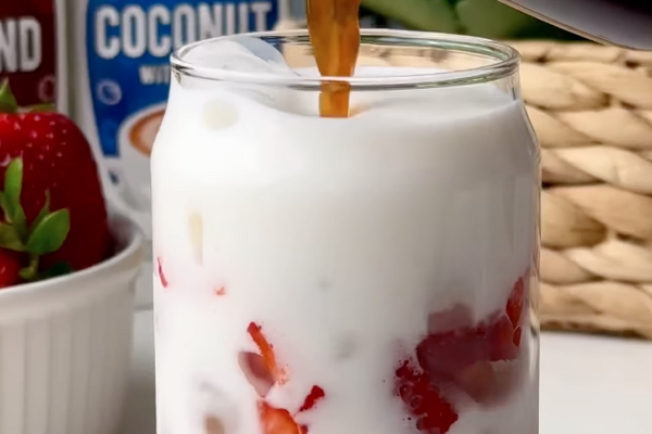 Клубничный айс-латте