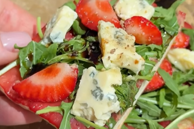 Закуска с клубникой к вину