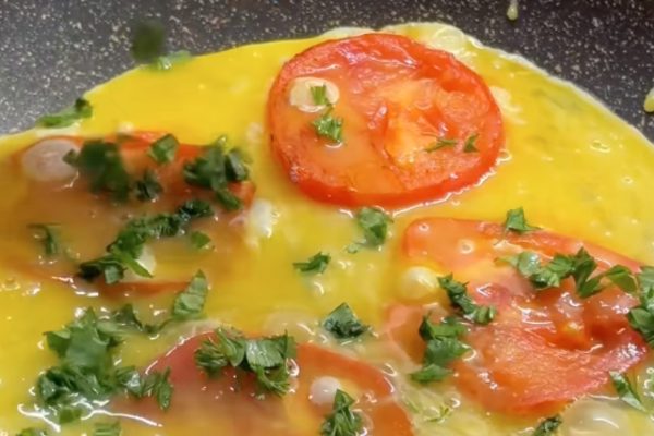 Омлет с сыром, помидорами и на лаваше