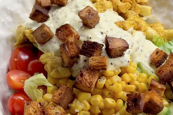 Овощной салат с мясом и сухарями