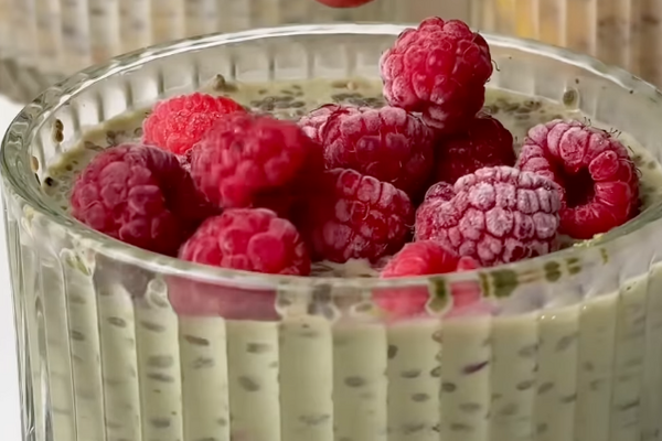 Десерт матча-малина с чиа