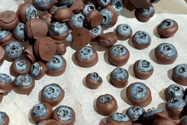 Цукерки з лохини в шоколаді