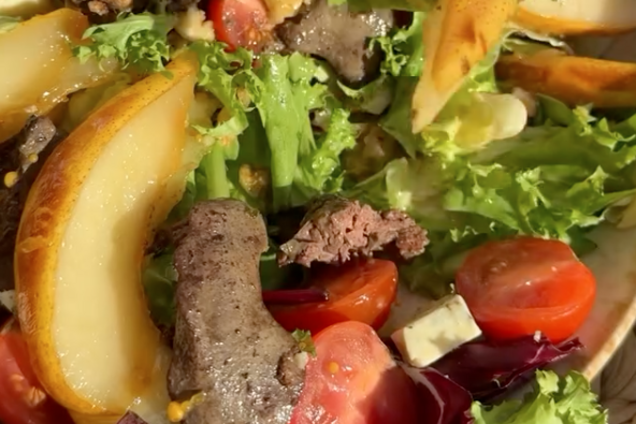 Салат із печінкою та грушею