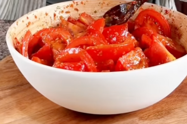 Салат із помідорів з оригінальним соусом