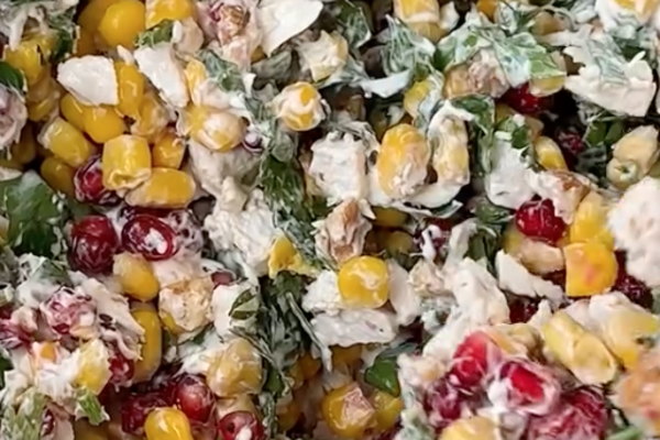 Салат із філе з гранатом і кукурудзою