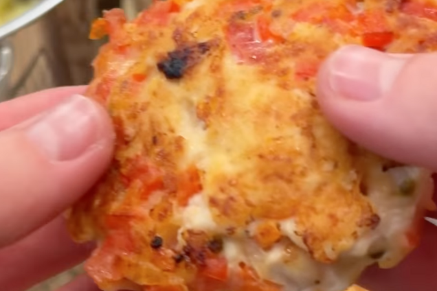Рубленые куриные котлеты с помидорами и сыром