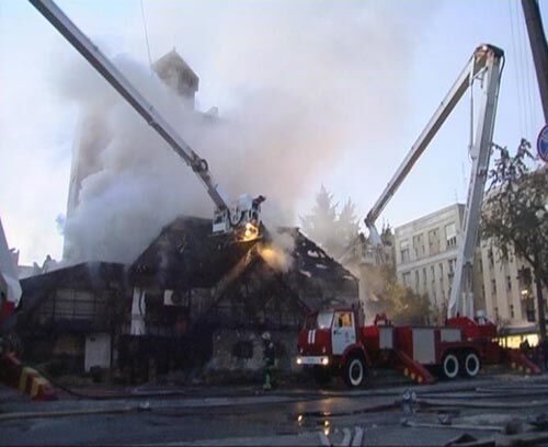 На Подолі згорів елітний ресторан «Щекавиця» (ФОТО)