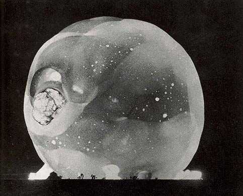 Фотографии атомного взрыва с интервалом в миллиардную часть секунды
