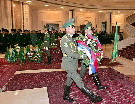Прощання з батьком туркменського народу. Фоторепортаж