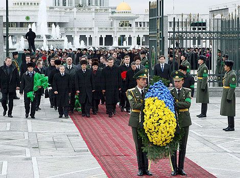 Прощання з батьком туркменського народу. Фоторепортаж