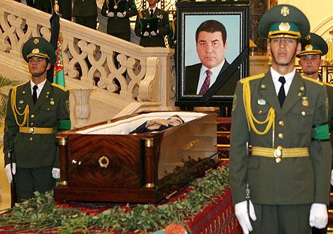 Прощание с отцом туркменского народа. Фоторепортаж