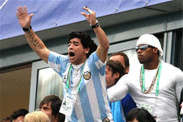 Диего Марадона ликует за свою сборную