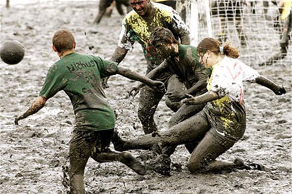 Самый грязный футбол - в Германии. Фото