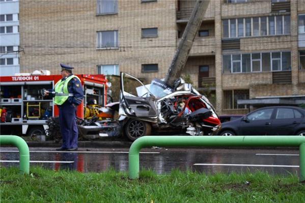 Жорстка аварія в Москві. Машина і водій - всмятку. ФОТО