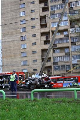 Жорстка аварія в Москві. Машина і водій - всмятку. ФОТО