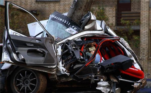 Жорстка аварія в Москві. Машина і водій - всмятку. ФОТО