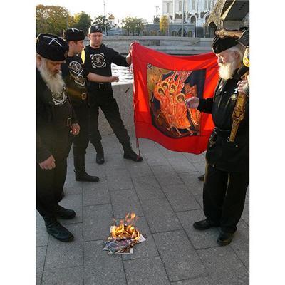 Маразм міцнішав. Спалення нової книги про Гаррі Поттера. ФОТО