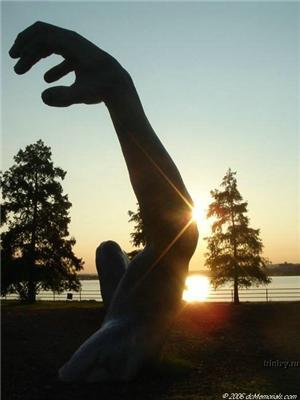 Стоит статуя в лучах заката. Пробуждение в Вашингтоне. ФОТО