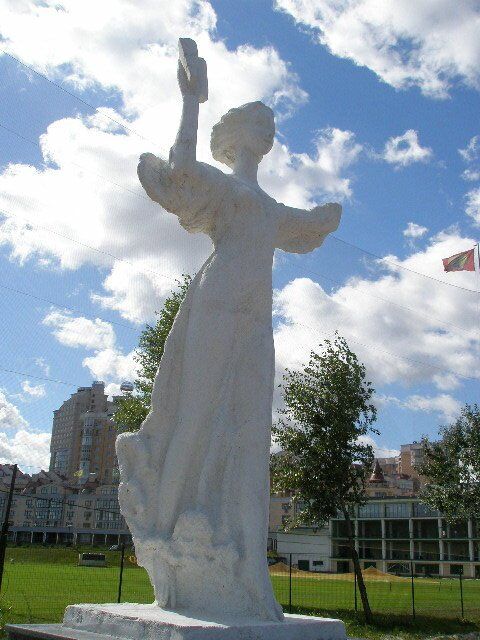 На аллее скульптур изуродовали музу 