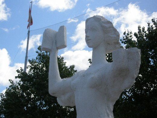 На аллее скульптур изуродовали музу 