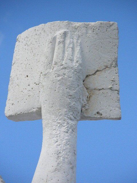 На аллее скульптур изуродовали музу 