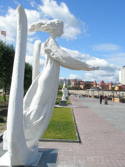 На аллее скульптур изуродовали музу 