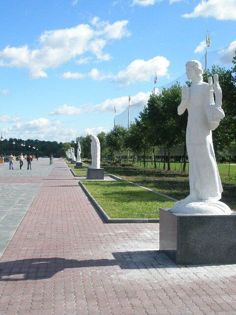 На аллее скульптур изуродовали музу 