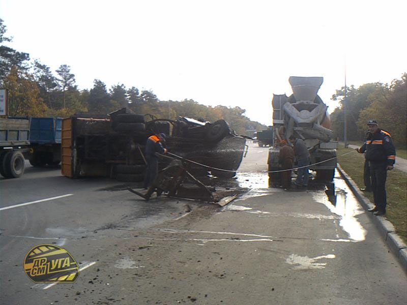 На Столичном шоссе перевернулся мусоровоз