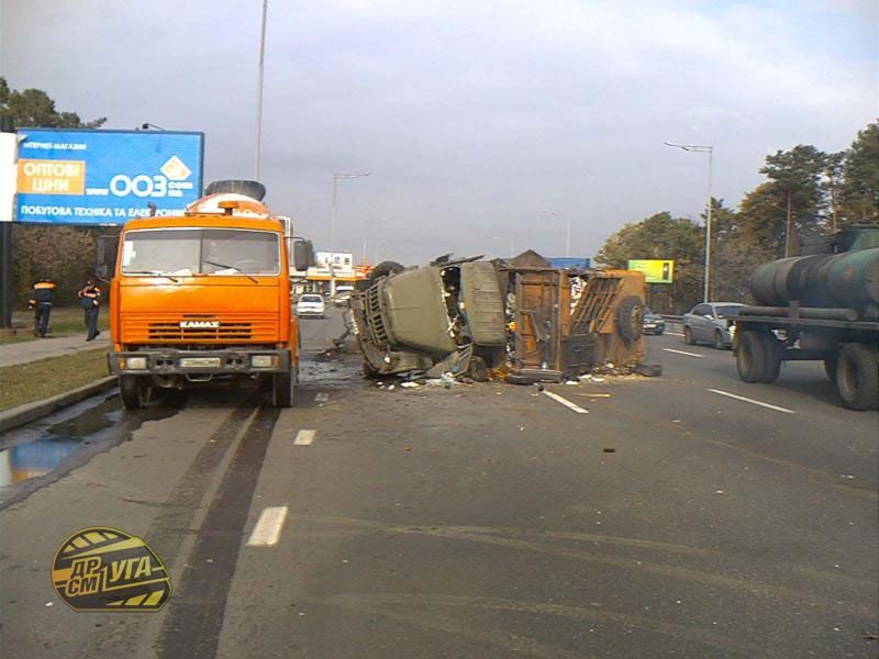 На Столичном шоссе перевернулся мусоровоз
