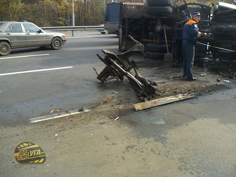 На Столичном шоссе перевернулся мусоровоз