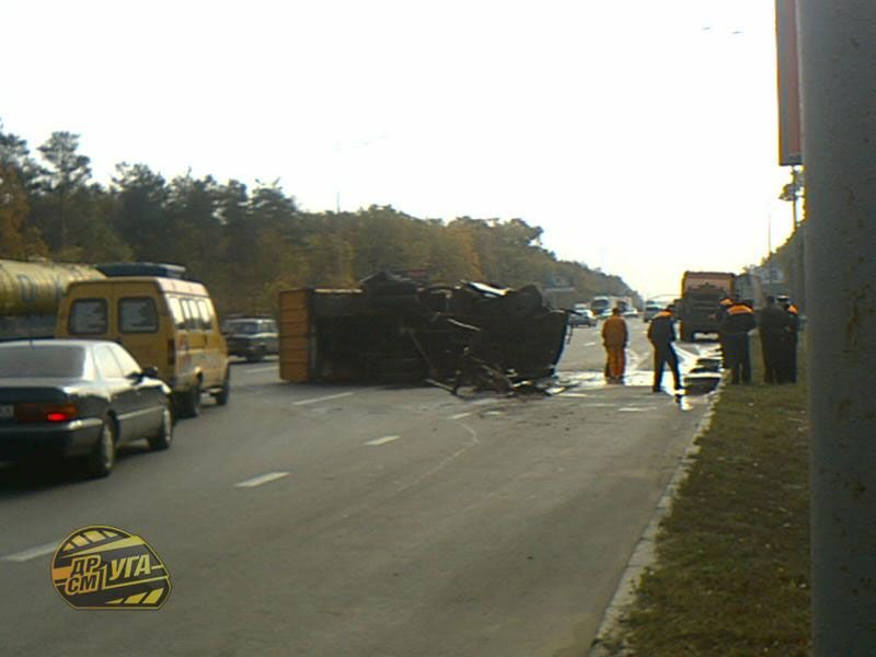 На Столичном шоссе перевернулся мусоровоз