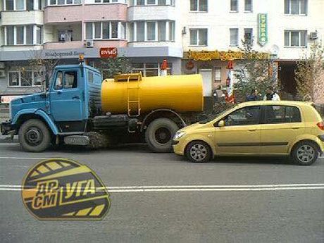 На Позняках "Хюндай" впечатался в зад "ЗИЛу"