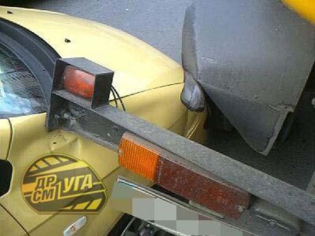 На Позняках "Хюндай" впечатался в зад "ЗИЛу"