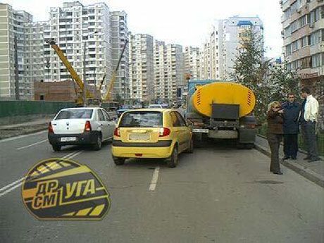 На Позняках "Хюндай" впечатался в зад "ЗИЛу"