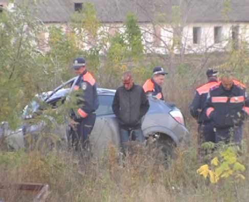 Невнимательный водитель на всем ходу влетел в отбойник