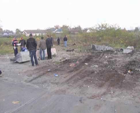 Невнимательный водитель на всем ходу влетел в отбойник